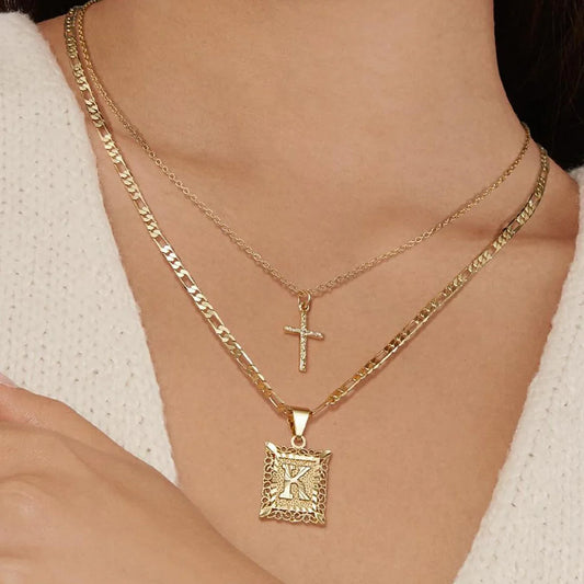 Conjunto de Colar com Inicial e Cruz – 2 Peças