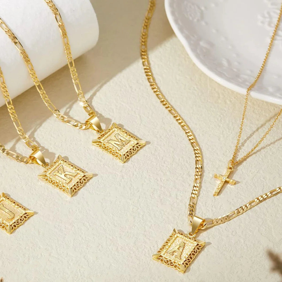 Conjunto de Colar com Inicial e Cruz – 2 Peças