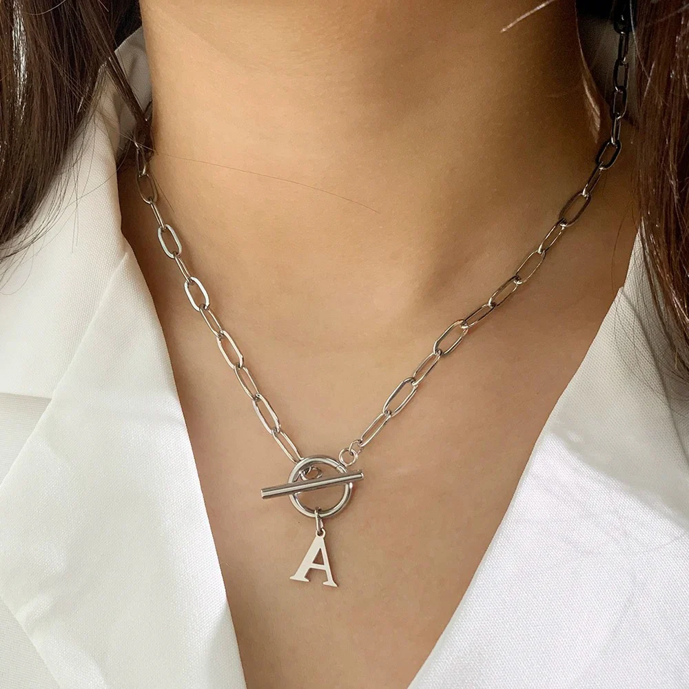 Colar com Inicial e Fecho de Cadeado Redondo – Corrente Paperclip