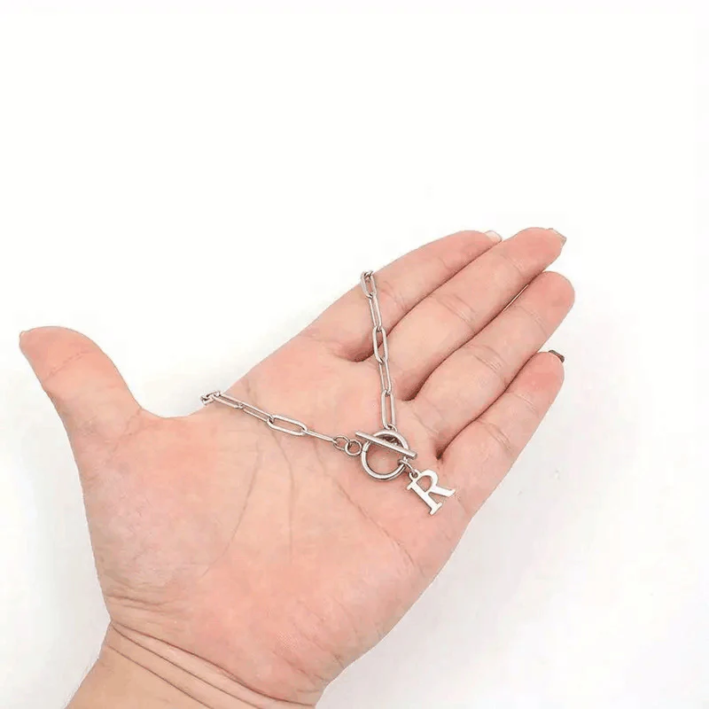 Colar com Inicial e Fecho de Cadeado Redondo – Corrente Paperclip