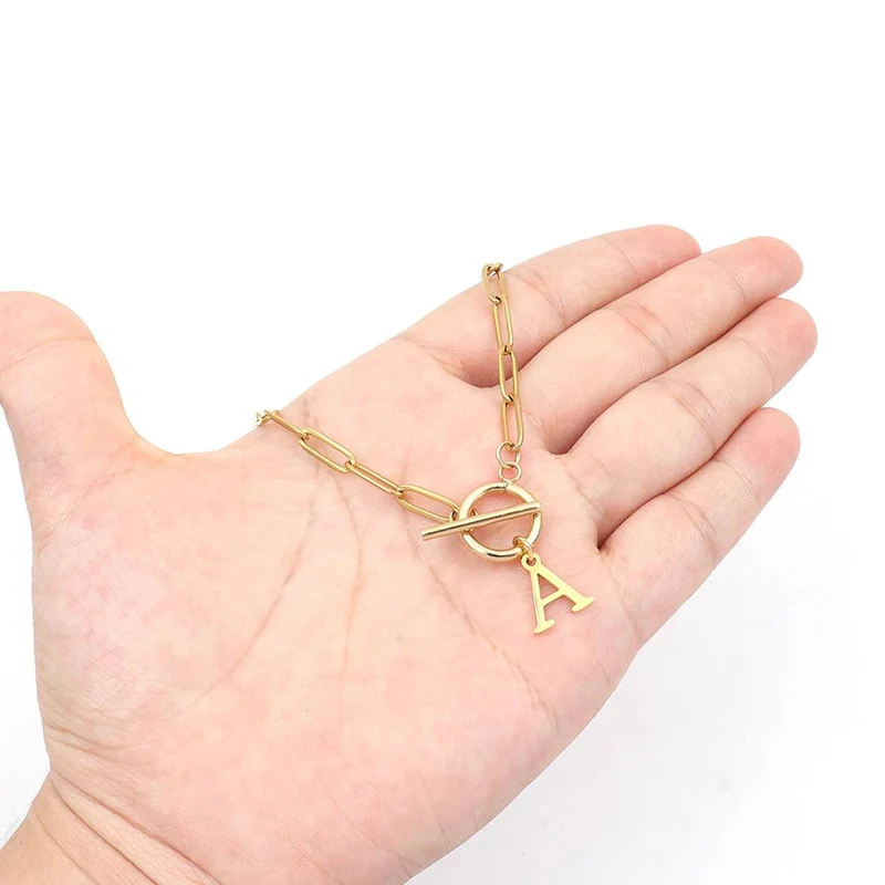 Colar com Inicial e Fecho de Cadeado Redondo – Corrente Paperclip
