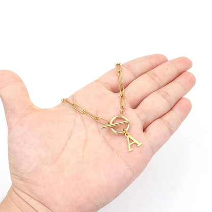 Colar com Inicial e Fecho de Cadeado Redondo – Corrente Paperclip